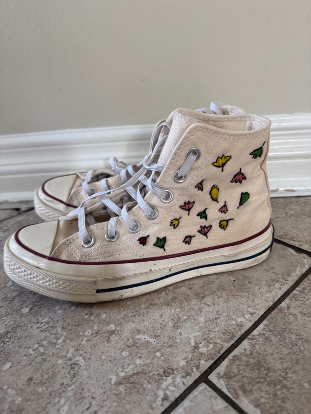 Heartstopper embroidered converse Womens 5.5 Gently Used Condition